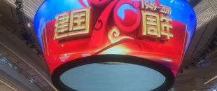 公司花20萬裝修的會(huì)議室，竟被客戶吐槽‘像網(wǎng)吧’？高級(jí)感會(huì)議室的屏幕選擇秘訣”